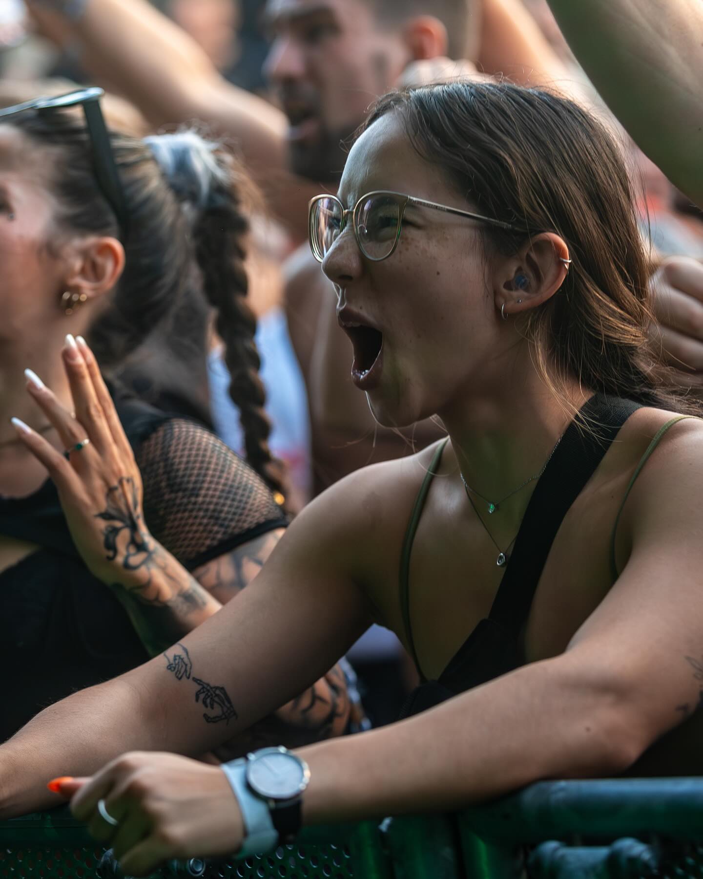 Ein Bild von Chrissi beim abgehen an in der ersten reihe eines Events mit aufgerissenem Mund und viel freute am Bass